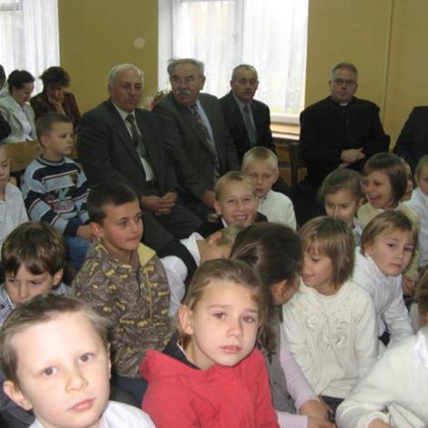 Zdjęcie z galerii Jubileuszu w SP Sienno