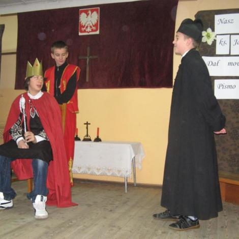 Zdjęcie z galerii Jubileuszu w SP Sienno