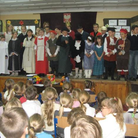 Zdjęcie z galerii Jubileuszu w SP Sienno