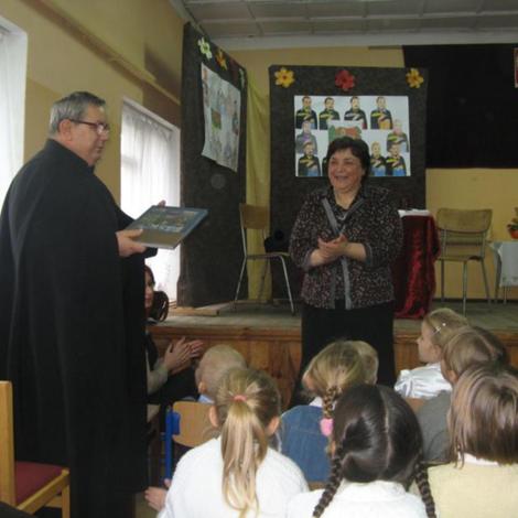 Zdjęcie z galerii Jubileuszu w SP Sienno