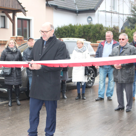 Zdjęcie z galerii Uroczyste otwarcie i poświęcenie drogi gminnej w Kobylcu