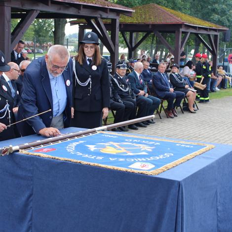 Zdjęcie z galerii Jubileusz 100-lecia OSP w Łeknie i wręczenie nowego sztandaru