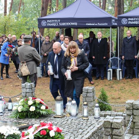 Zdjęcie z galerii XV edycja akcji medialno-edukacyjnej IPN „Zapal znicz pamięci”