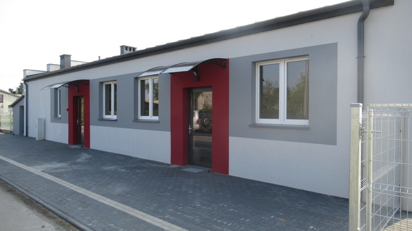 Świetlica w Ludwikowie. Parterowy budynek w kolorze szarym. (link otworzy duże zdjęcie)