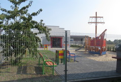 Plac zabaw przy świetlicy w Ludwikowie. (link otworzy duże zdjęcie)