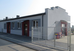 Świetlica w Ludwikowie. Parterowy budynek w kolorze szarym. (link otworzy duże zdjęcie)