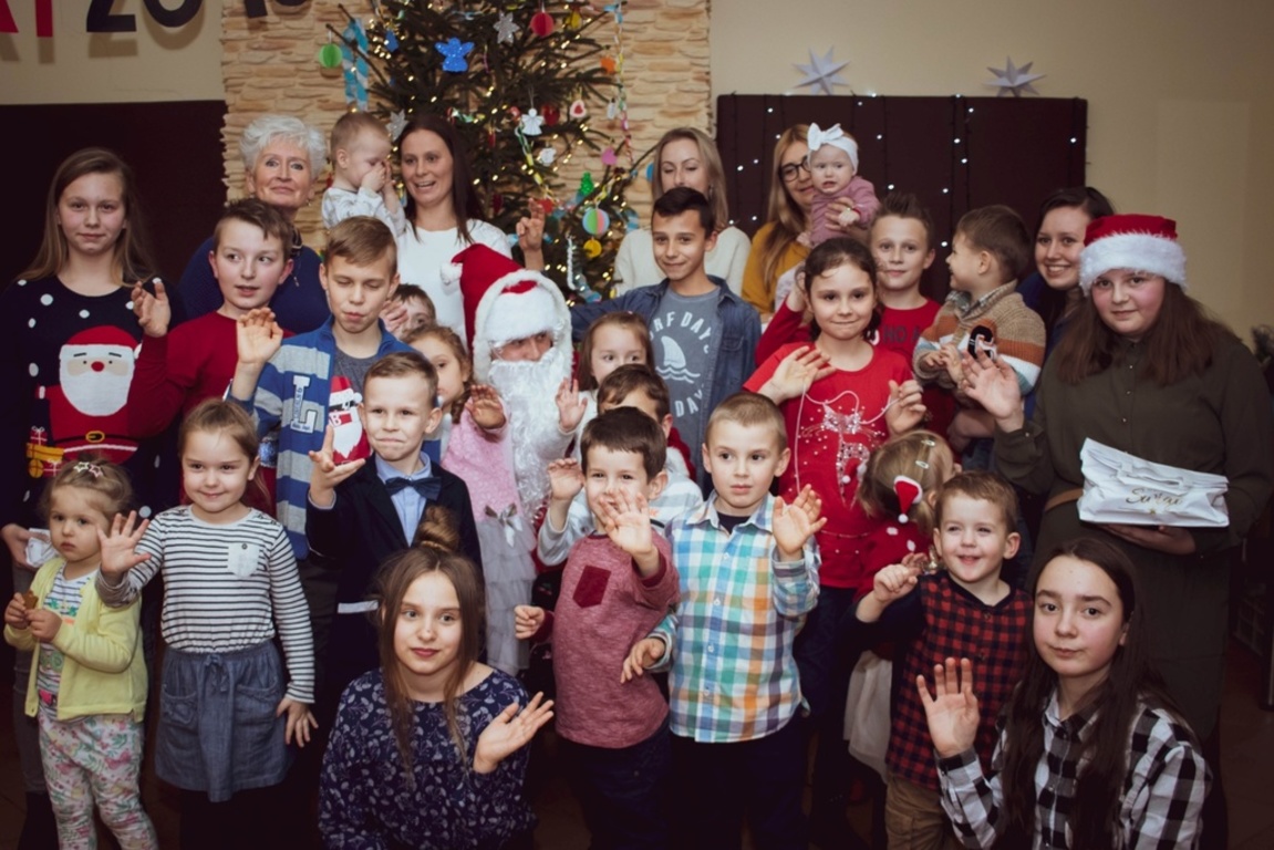 Impreza Mikołajkowa - dzieci z mikołajem (link otworzy duże zdjęcie)