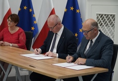 Podpisanie umowy (link otworzy duże zdjęcie)