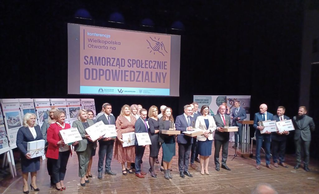 konferencja (link otworzy duże zdjęcie)
