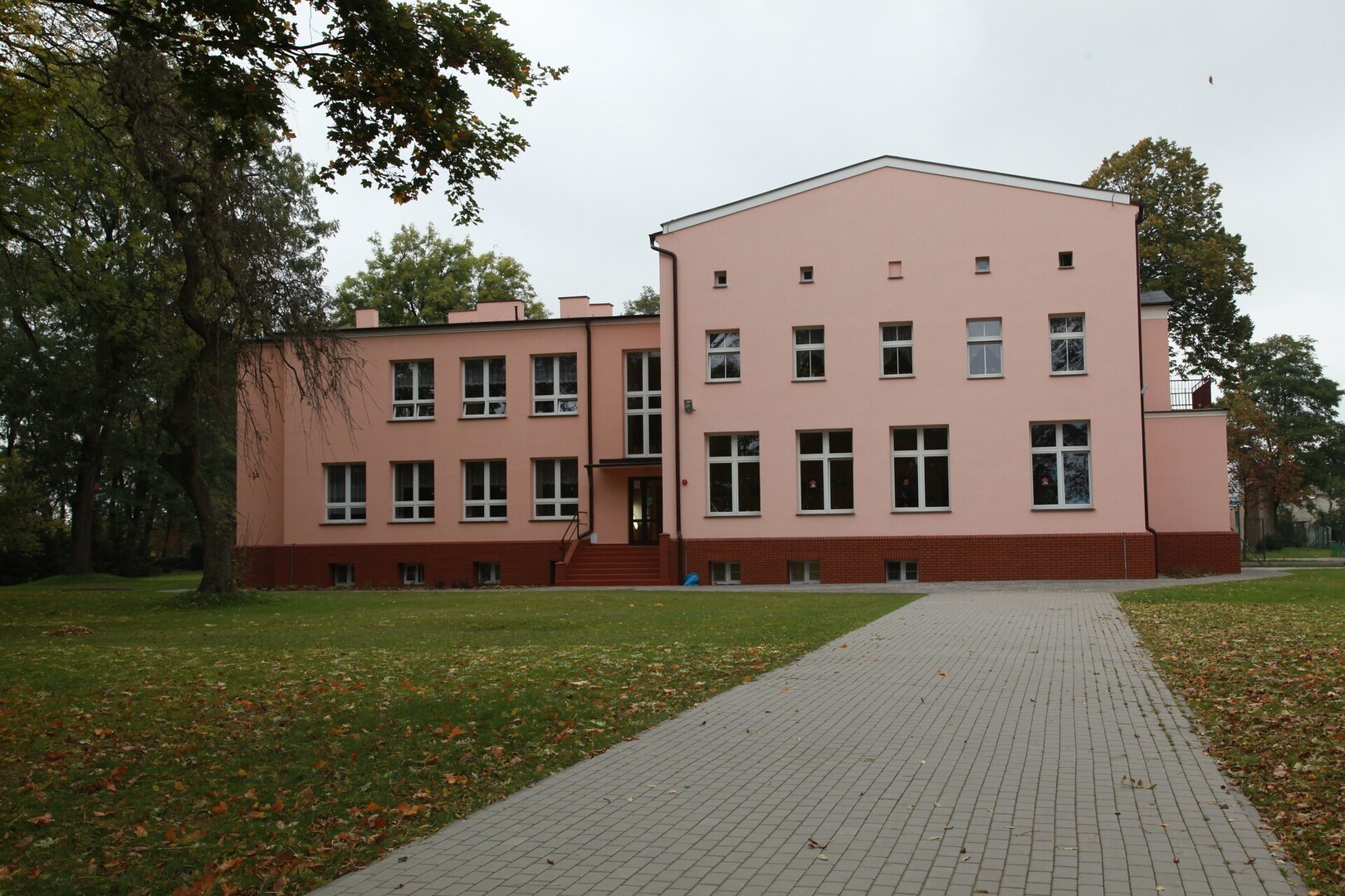 budynek szkoły (link otworzy duże zdjęcie)