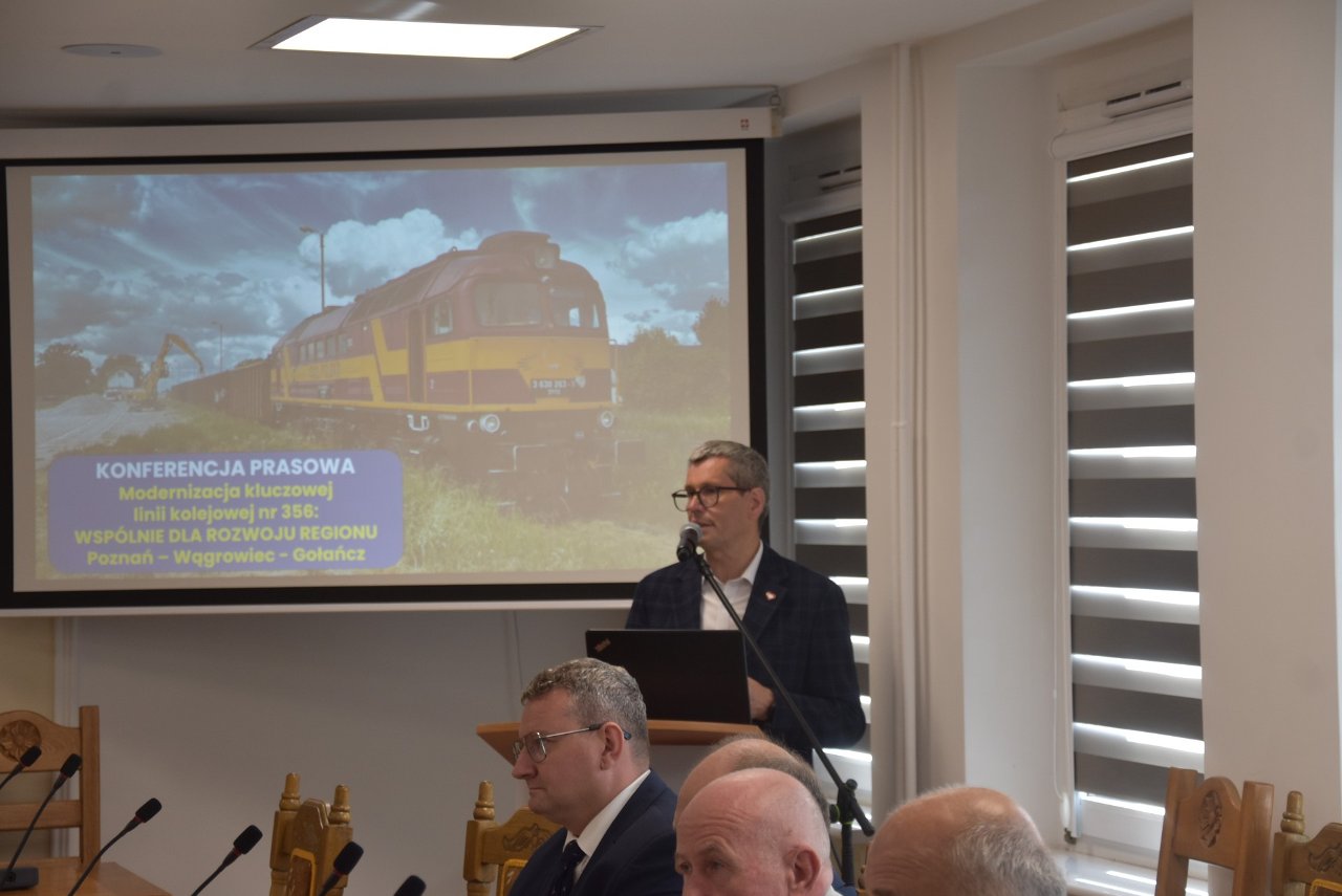 konferencja (link otworzy duże zdjęcie)