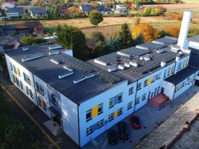 widok budynku szkoły w Służewie