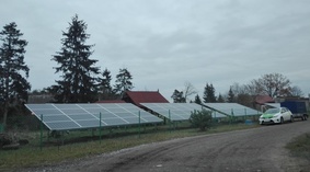 widok instalacji fotowoltaicznej na terenie Przedszkola w Otłoczynie