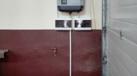 widok instalacji fotowoltaicznej w Budynku Ochotniczej Straży Pożarnej w Ostrowąsie