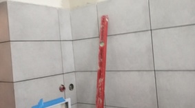 Widok w trakcie układania płytek w kuchni