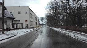 widok drogi w Służewie przed remontem