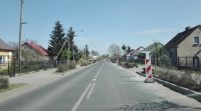 widok drogi w Służewie podczas wymiany krawężników drogowych