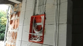 widok pomieszczeń podczas wykonywania instalacji elektrycznej