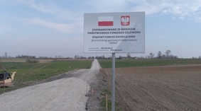 prace przy wykonywaniu podbudowy z kruszywa