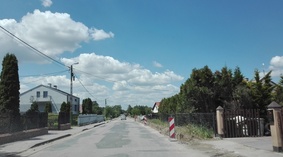 w dniu 10.06.2021r firma rozpoczęła układanie krawężników