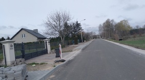 budowa chodnika i zjazdów przy drodze gminnej oraz nawierzchni