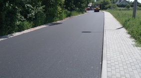 w dniu 10.06.2021 trwały prace związane z układaniem nawierzchni asfaltowej (warstwa ścieralna)