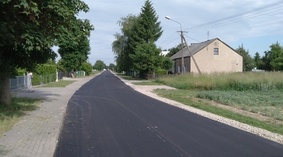 w dniu 10.06.2021 trwały prace związane z układaniem nawierzchni asfaltowej (warstwa ścieralna)