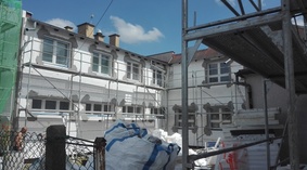 30.06.2021r. trwają prace polegające na dociepleniu ścian budynku