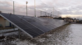 Stadion Stawki. Zamontowana instalacja fotowoltaiczna o mocy 32,25 KW.