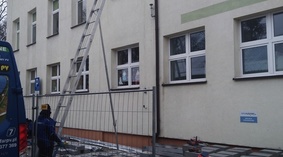 Szkoła Podstawowa Służewo. Montaż konstrukcji balastowej.