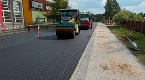 Wykonywanie warstwy bitumicznej ścieralnej na ul. Szkolnej i w okolicy ronda.