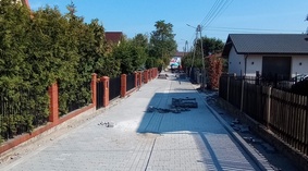 Układanie kostki brukowej na ul. Słowackiego.