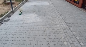 Układanie kostki brukowej na ul. Miłosza.