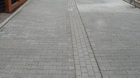 Układanie kostki brukowej na ul. Miłosza.