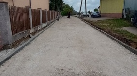 Wbudowanie i zagęszczanie podbudowy na ul. Mickiewicza.