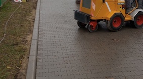 Przystąpiono do układania kostki brukowej na ul. Pogodnej odcinek od km 0+150 do km 0+300