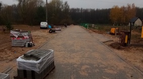 Przystąpiono do układania kostki brukowej na ul. Pogodnej odcinek od km 0+150 do km 0+300
