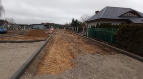 Wbudowanie krawężników i wykonanie podbudowy na ul. Szkolnej - droga dojazdowa do boiska sportowego.