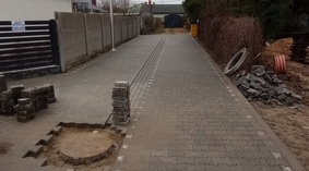 Układanie kostki brukowej na drodze wewnętrznej w pasie dz. nr 31/9 w m. Stawki. Regulacja włazów. Z