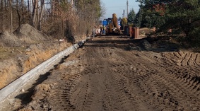 Rozpoczęto wbudowanie krawężników na ul. Okrężnej na odcinku od km 0+728 do km 1+070.