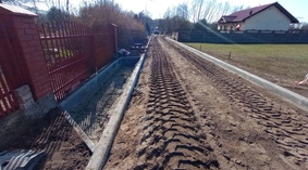 Wbudowanie krawężników na ul. Okrężnej na odcinku od km 0+100 do km 0+300.