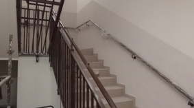 Klatka schodowa. Zamontowano barierki. Układanie płytek.