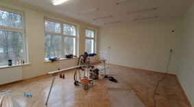 Remont sal lekcyjnych I piętro. Prace wykończeniowe związane z remontem podłóg. Montaż listew przyśc