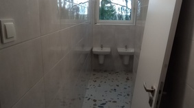 Remont łazienki w trakcie prac wykończeniowych.