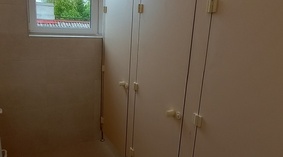 Zamontowano kolejne kabiny w toaletach na parterze i piętrze.