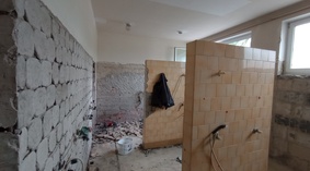 Rozpoczęto remont pomieszczeń sanitarnych zlokalizowanych przy dużej sali gimnastycznej.