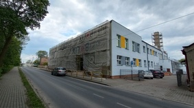 Rozpoczęto remont elewacji budynku szkoły od strony wejścia głównego - ściana południowa.