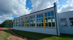 Zakończono montaż okien na sali gimnastycznej. Prace wykończeniowe na elewacji ściany zachodniej.