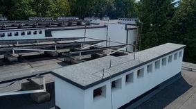 Prace wykończeniowe związane z remontem dachu szkoły.