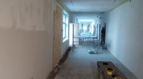 Remont korytarza parter. Wykonanie gładzi.